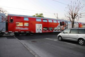 ANOTHER ÖBB LC WITH LIGHTS AND BARRIERS